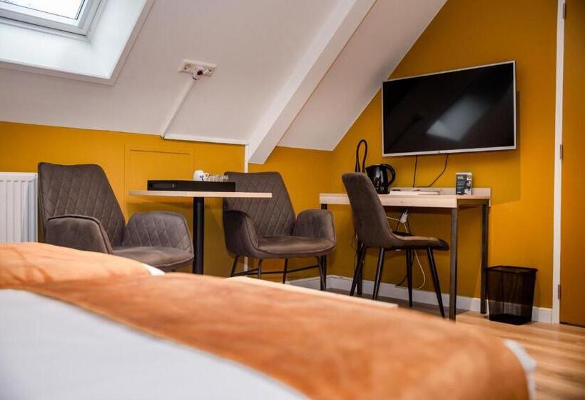 Семейный Номер, Onder De Linden