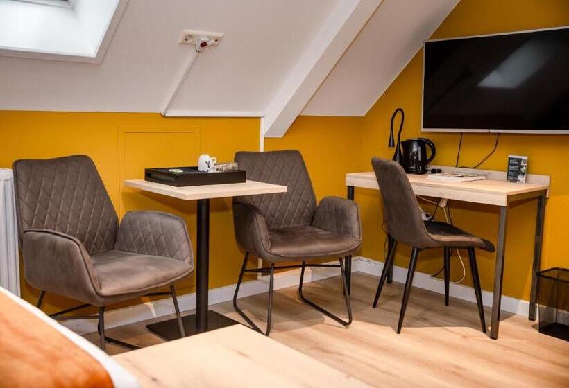 Семейный Номер, Onder De Linden