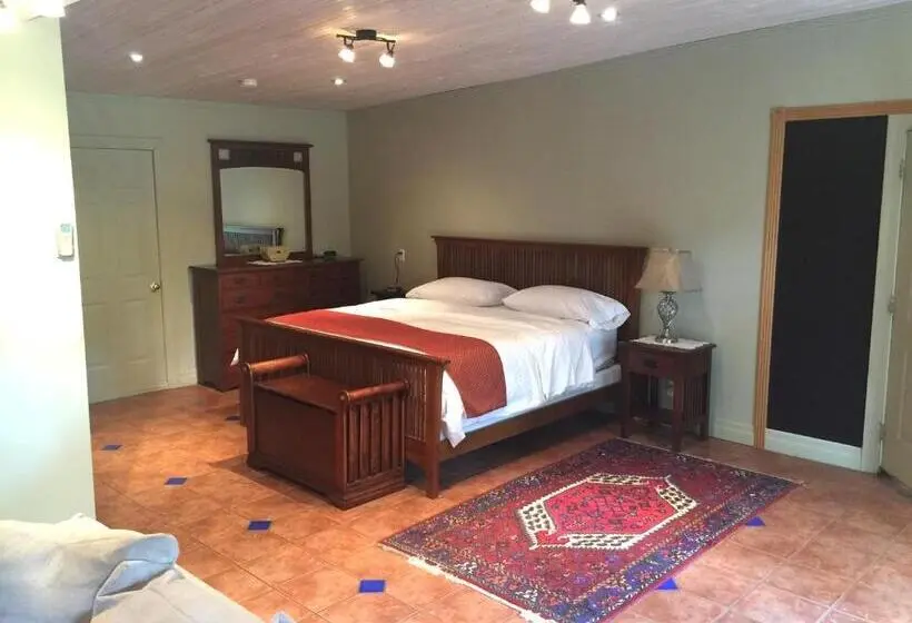 キングサイズベッドのスイートルーム, Grey Rose Suites