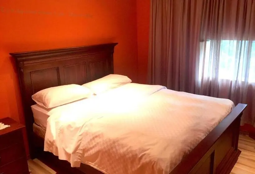 キングサイズベッドのスイートルーム, Grey Rose Suites
