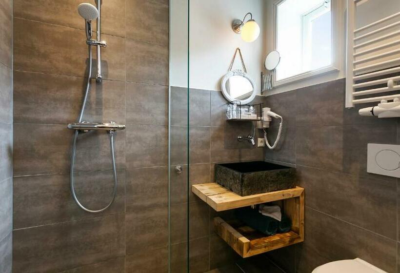 חדר דלוקס, Heere