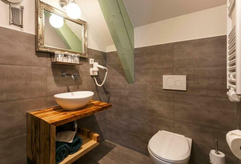 חדר דלוקס, Heere