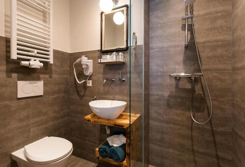 חדר דלוקס, Heere