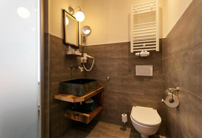 חדר דלוקס, Heere