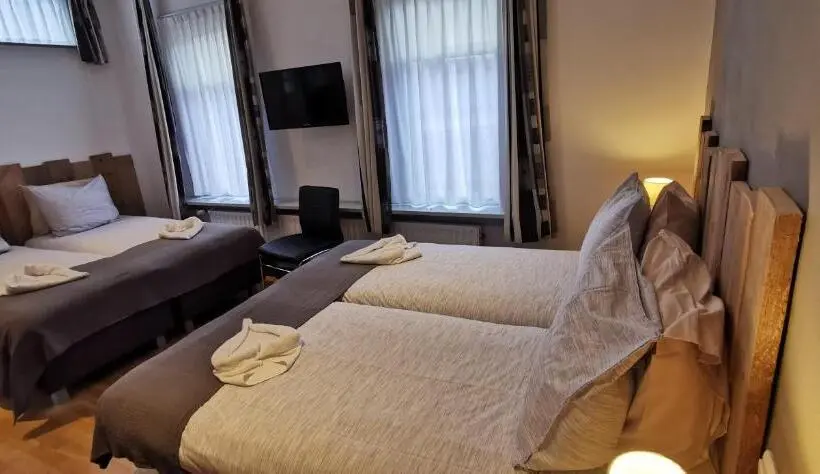 Standard Neljän Hengen Huone, Heere