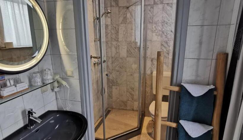 חדר סטנדרט לארבעה, Heere