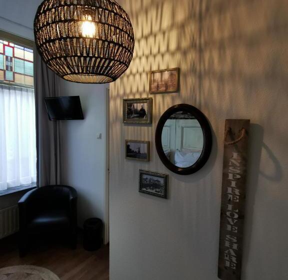 חדר אקונומי, Heere