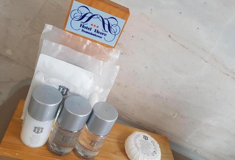 חדר סטנדרט לארבעה, Heere