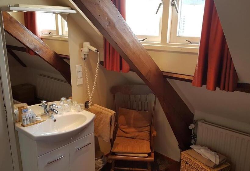 חדר סטנדרט לארבעה, Heere