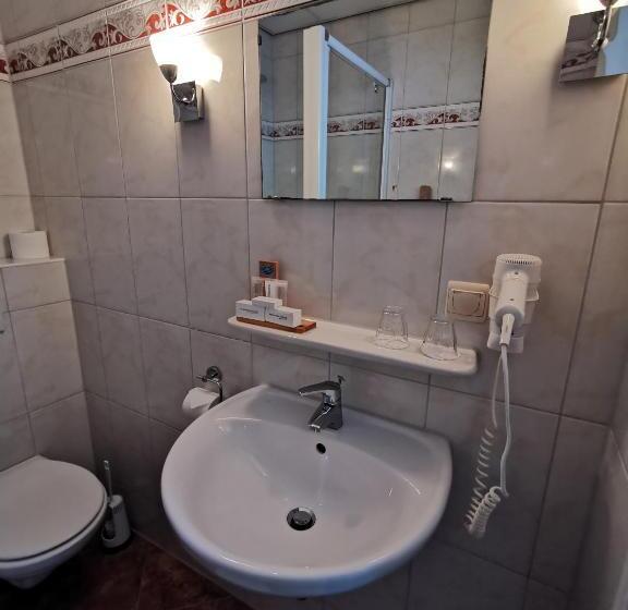 חדר אקונומי, Heere