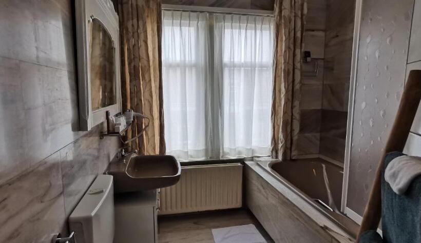 חדר אקונומי, Heere