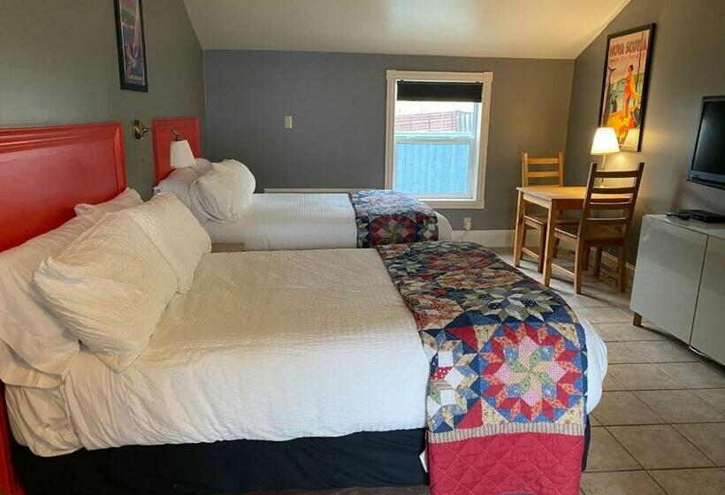 带2个双人床的标准工作室, Seawinds Motel & Cottages