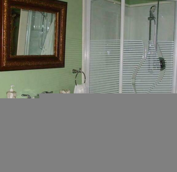 غرفة قياسية مزوَّدة بشُرفة, Fitzroy Hall