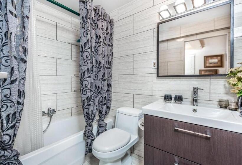 带特大床的高级间, Diana S Luxury Bed And Breakfast