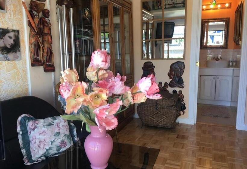 带皇后床的套间, Diana S Luxury Bed And Breakfast