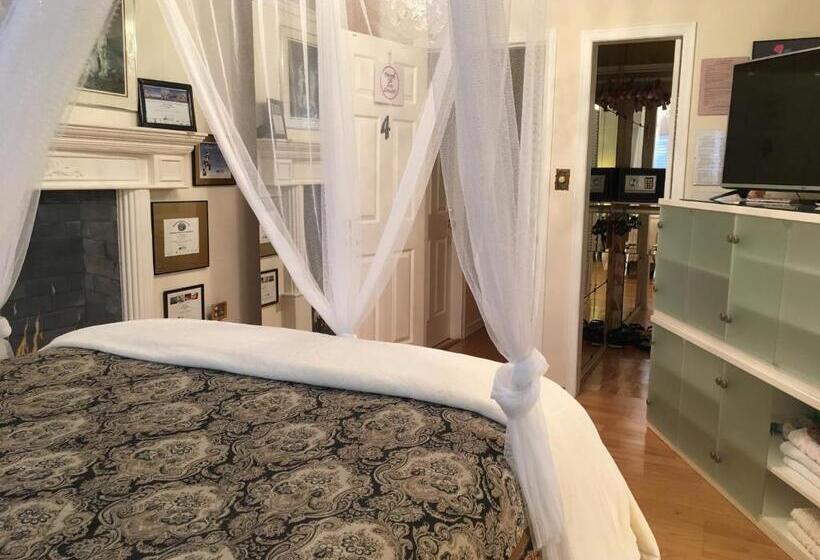 带皇后床的套间, Diana S Luxury Bed And Breakfast