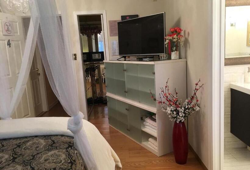 带皇后床的套间, Diana S Luxury Bed And Breakfast