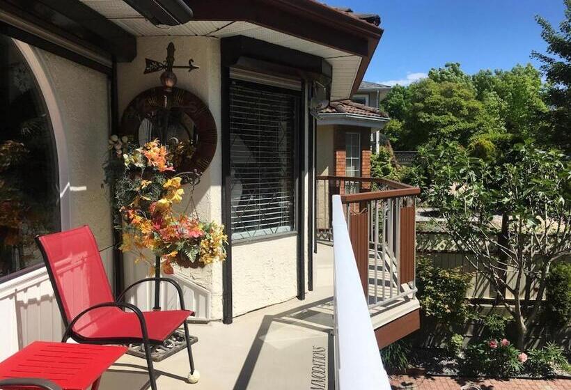 带特大床的标准间, Diana S Luxury Bed And Breakfast