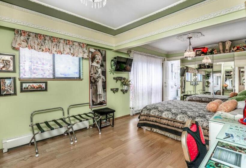 带特大床的标准间, Diana S Luxury Bed And Breakfast