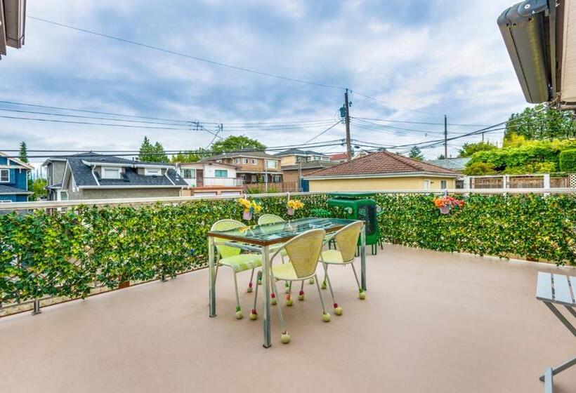 带特大床的标准间, Diana S Luxury Bed And Breakfast