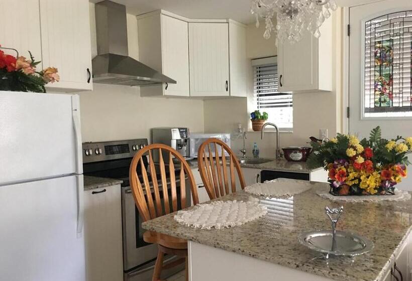 带1个卧室带花园景观的公寓, Diana S Luxury Bed And Breakfast