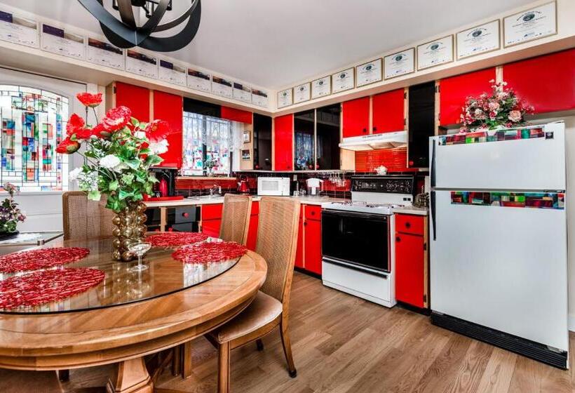 带皇后床的套间, Diana S Luxury Bed And Breakfast