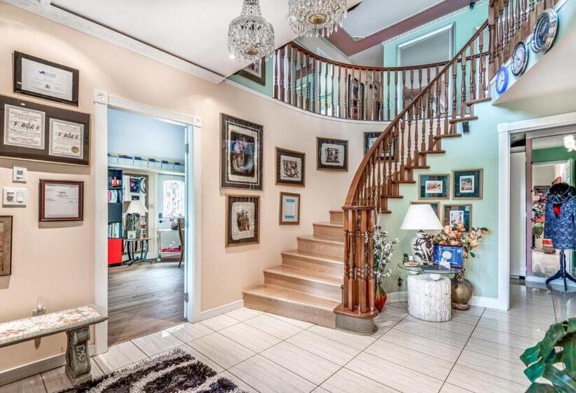 带皇后床的套间, Diana S Luxury Bed And Breakfast