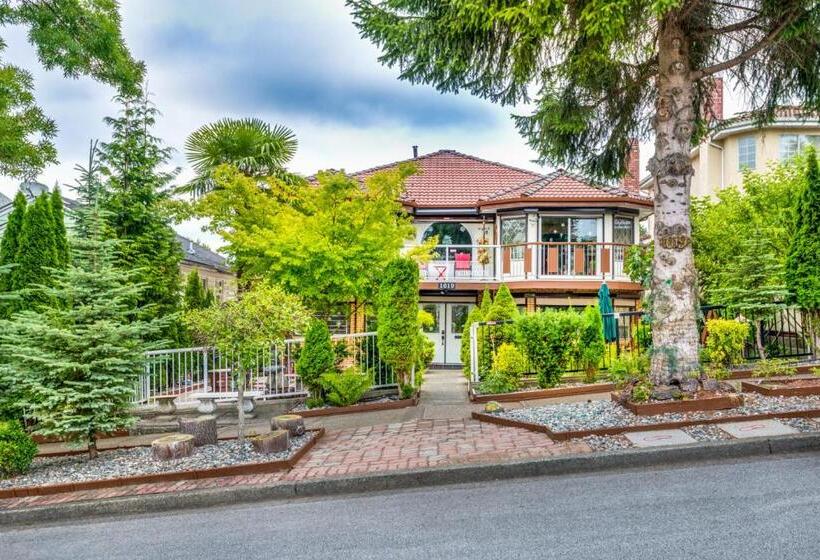 带特大床的标准间, Diana S Luxury Bed And Breakfast