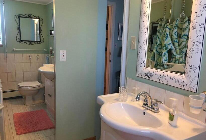 带特大床的标准间, Diana S Luxury Bed And Breakfast