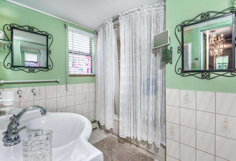 带特大床的标准间, Diana S Luxury Bed And Breakfast