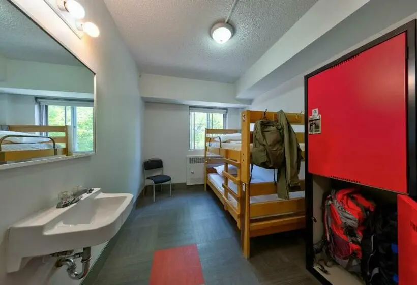 Vuode Makuusalissa, Hi Edmonton Hostel