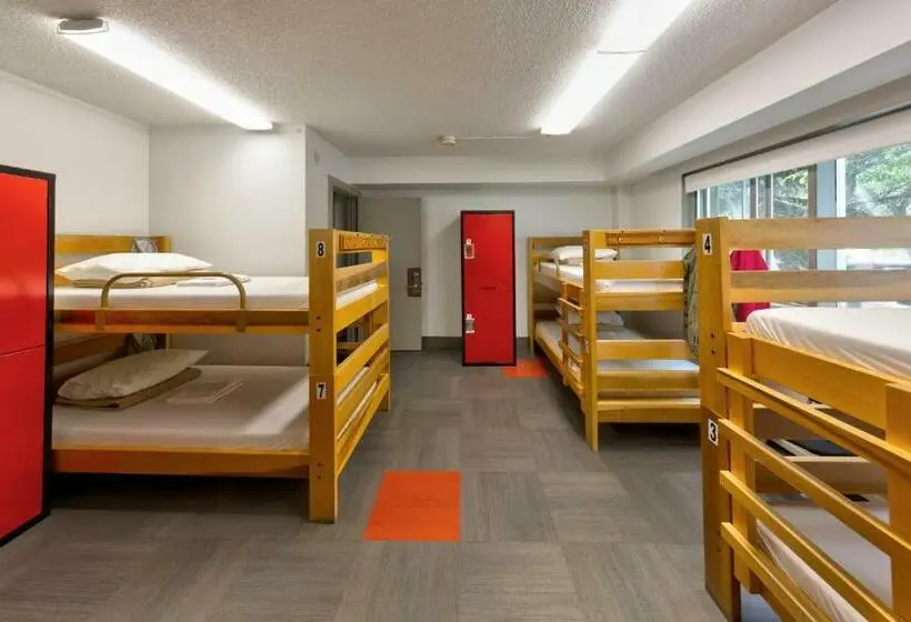 Vuode Makuusalissa, Hi Edmonton Hostel
