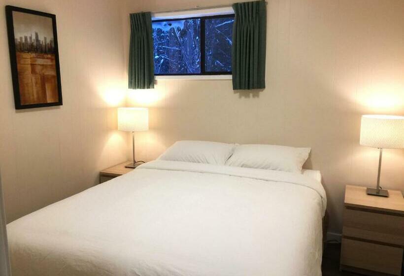 جناح عائلي, The Hitching Post Motel