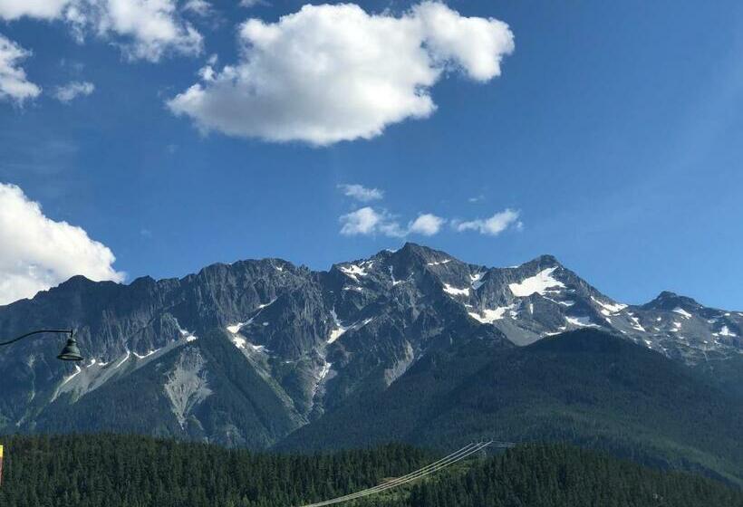 منزل غرفتين نوم, The Hitching Post Motel