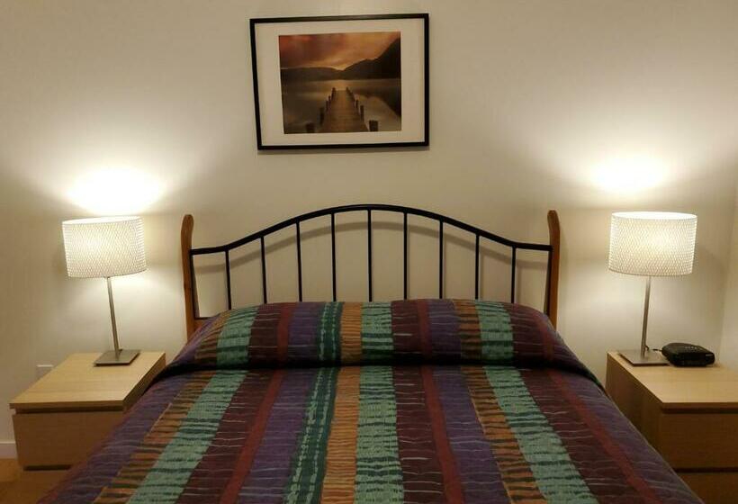 منزل غرفتين نوم, The Hitching Post Motel