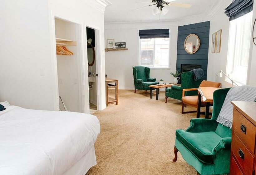 带大床的豪华间, The Inn At The Ninth Hole Bed & Breakfast