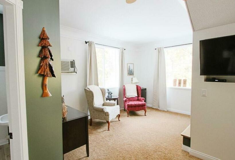 带大床的豪华间, The Inn At The Ninth Hole Bed & Breakfast