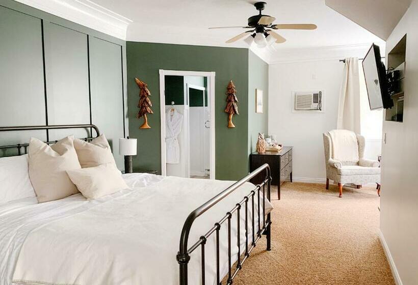 带大床的豪华间, The Inn At The Ninth Hole Bed & Breakfast