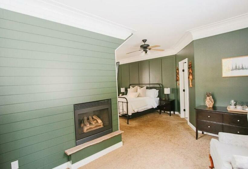 带大床的豪华间, The Inn At The Ninth Hole Bed & Breakfast