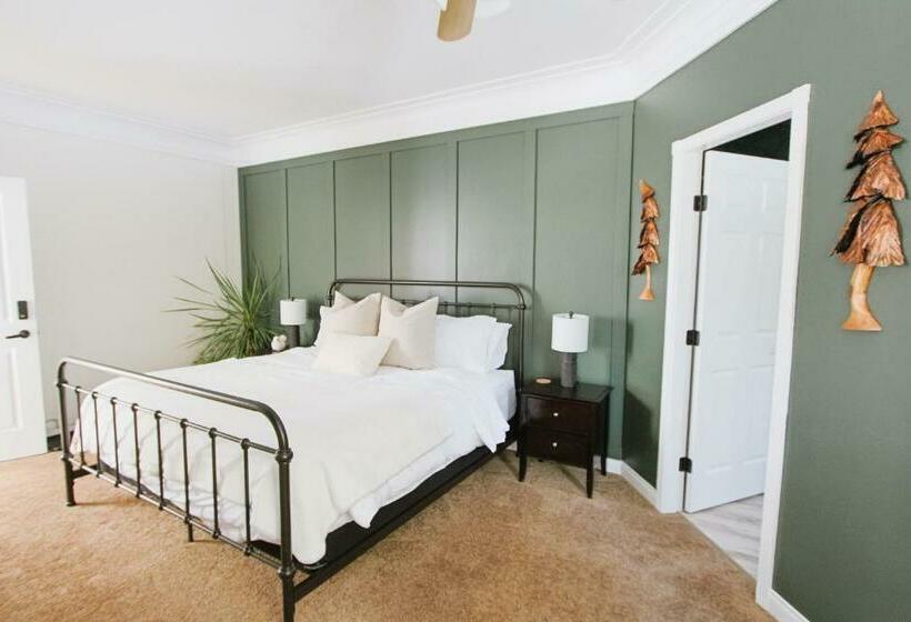 带大床的豪华间, The Inn At The Ninth Hole Bed & Breakfast