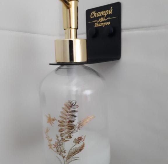 غرفة قياسية ثلاثية, La Posada Amena