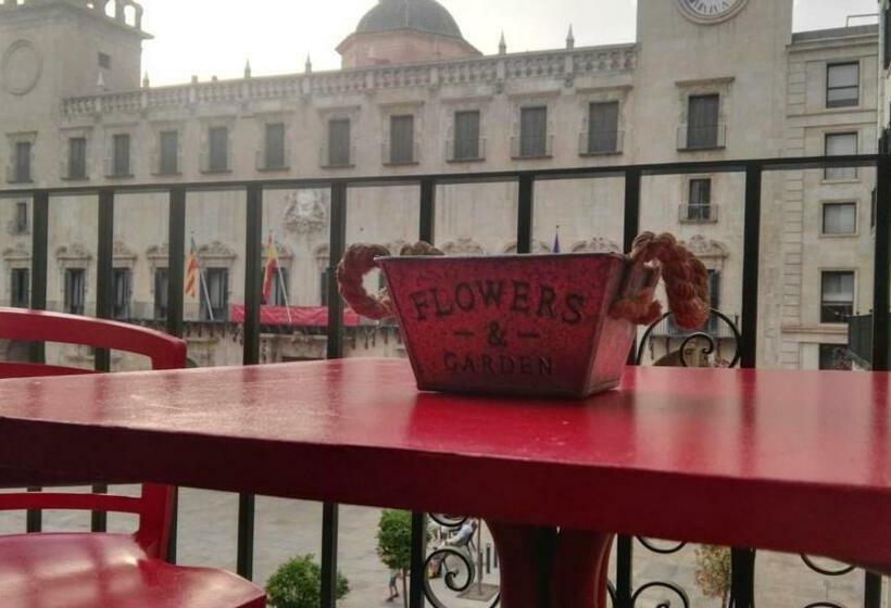 اتاق استاندارد چهارنفره با سرویس بهداشتی مشترک, Old Center Inn Alicante