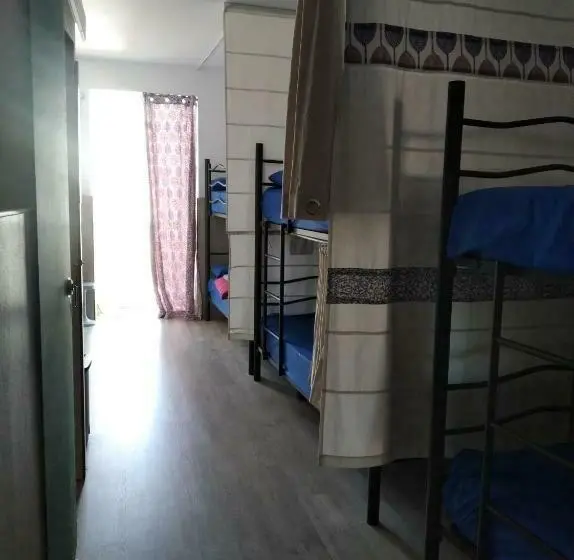 Llit en Habitació Compartida, Tequeron