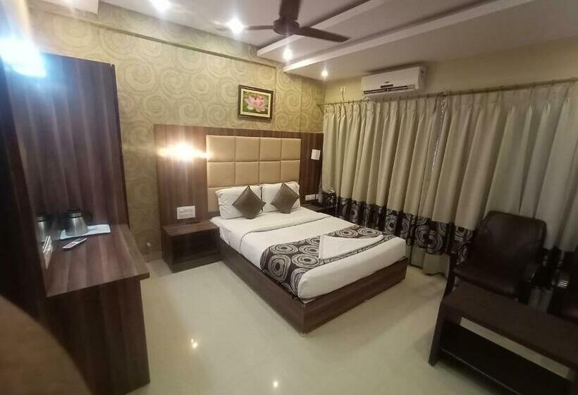 高级大房间, Aditya