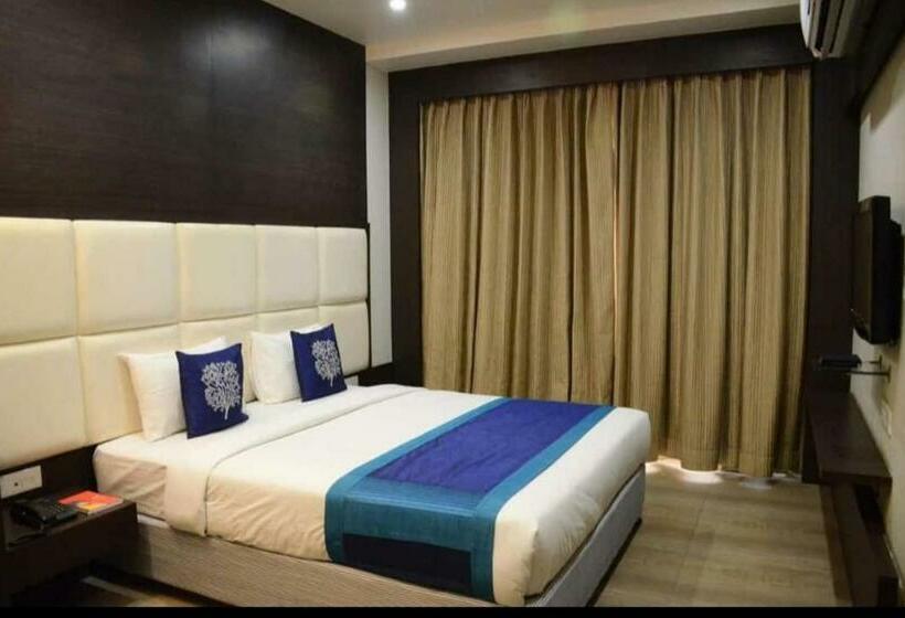 デラックスルーム, Sai Vijay