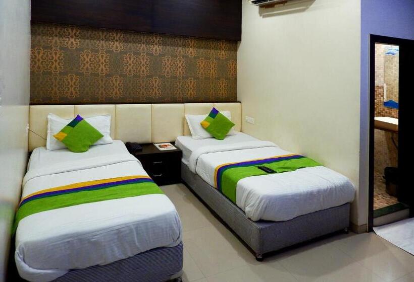 デラックスルーム, Sai Vijay