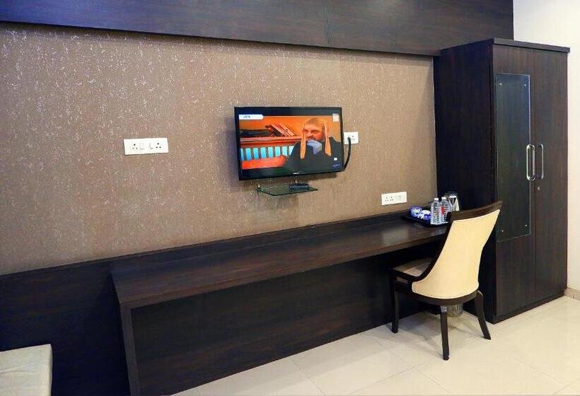 デラックスルーム, Sai Vijay