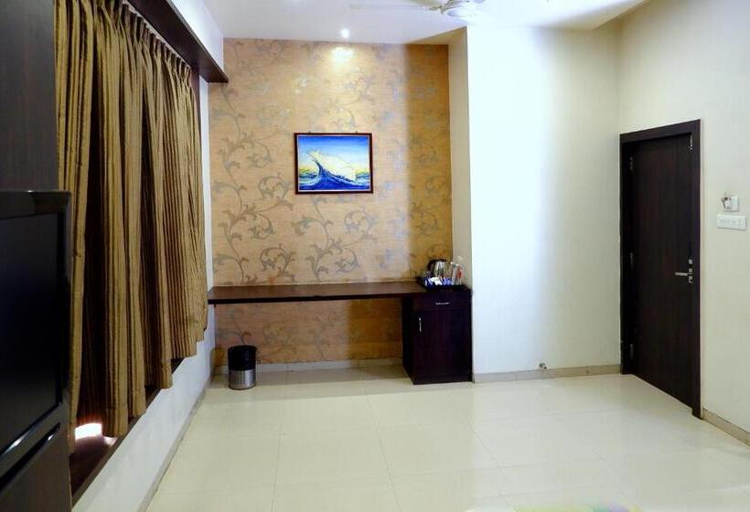 デラックスルーム, Sai Vijay