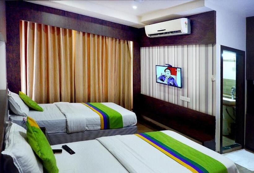 デラックスルーム, Sai Vijay