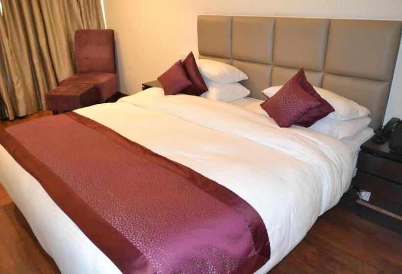 Habitació Club, Sobti Continental Bareilly